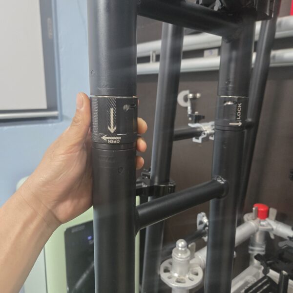 Twist-lock ladder truss