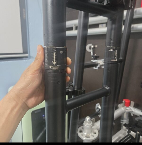 Twist-lock ladder truss